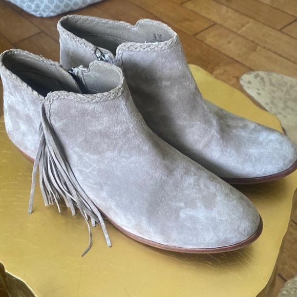 Suede Bootie’s with Fringe excellent condition size 7 - Picture 8 of 8